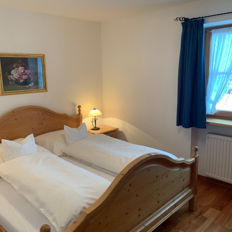 Schlafzimmer nord mit blickdichten Vorh&auml;ngen, &copy; im-web.de/ Tourist-Information Rottach-Egern