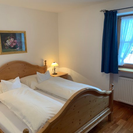 Schlafzimmer nord mit blickdichten Vorhängen, © im-web.de/ Tourist-Information Rottach-Egern