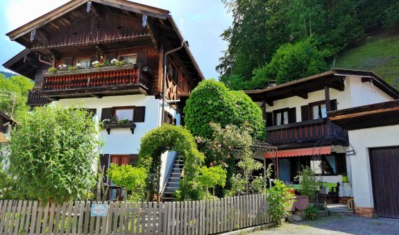 Außenansicht der Ferienwohnung inkl. Parkplatz, © im-web.de/ Tourist Information Tegernsee