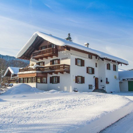 Seehof Außenansicht im Winter, © im-web.de/ Tourist-Information Bad Wiessee