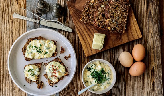 Eine leckere Brotzeit mit selbstgebackenem Brot und Eiersalat., © Anya Rüngeler