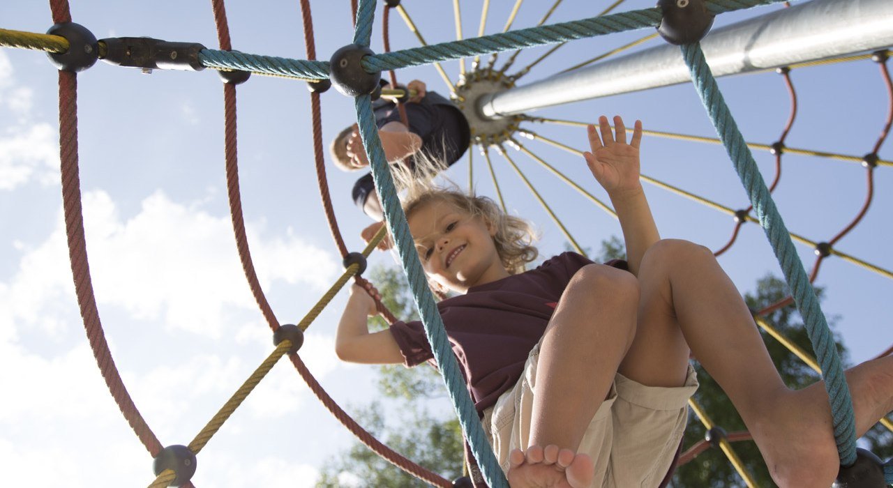 Kinder auf einem Spielplatz am Tegernsee, © Hansi Heckmair Kinder auf einem Spielplatz am Tegernsee, © Hansi Heckmair