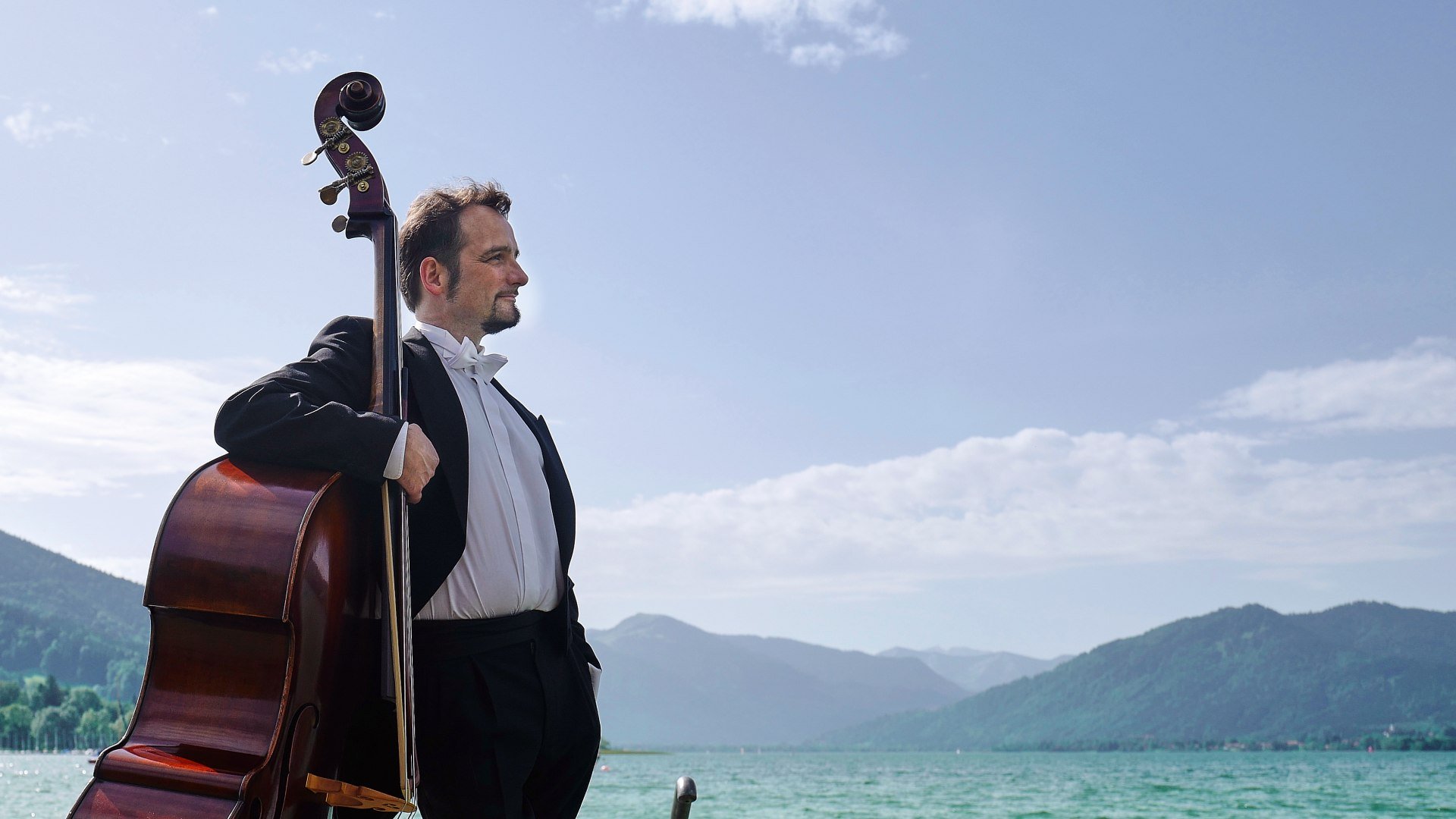 Erich Kogler am Bass am Ufer des Tegernsees., © Der Tegernsee