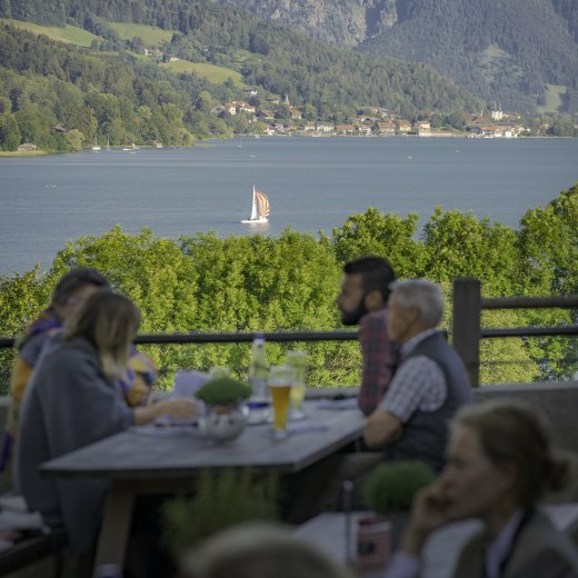 Der Blick aus dem Biergarten auf Gut Kaltenbrunn Richtung Tegernsee und Wallberg., © Der Tegernsee, Dietmar Denger Der Blick aus dem Biergarten auf Gut Kaltenbrunn Richtung Tegernsee und Wallberg., © Der Tegernsee, Dietmar Denger