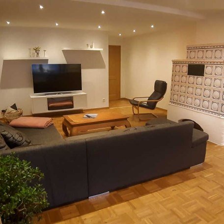 Wohnzimmer mit gro&szlig;em Familien-Sofa, Fernseher und Infomaterial, &copy; im-web.de/ Tourist-Information Gmund am Tegernsee