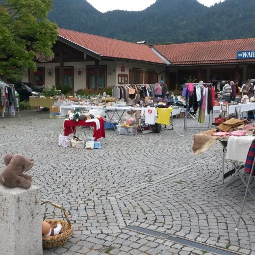 Flohmarkt Kreuth am Dorfplatz, © Renate Luther