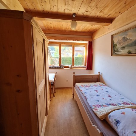 Einzelzimmer mit Einzelbett und Kleiderschrank Blick zum hinteren Garten, © im-web.de/ Tourist-Information Bad Wiessee