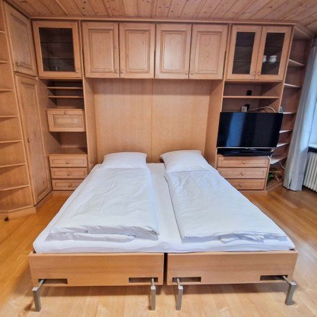 Wohn- und Schlafraum mit Couchecke, Essbereich und K&uuml;chenzeile, &copy; Ferienwohnung Auszeit am See