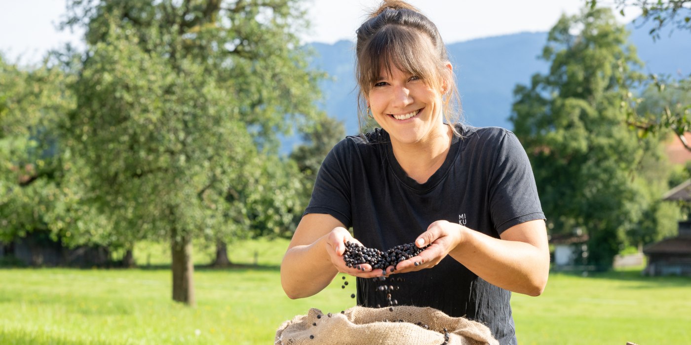 Brennerin Christina Lerner brennt Wacholderbeeren zu Gin