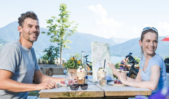 Radfahrer machen Rast auf Gut Kaltenbrunn, © Hansi Heckmair Radfahrer machen Rast auf Gut Kaltenbrunn, © Hansi Heckmair