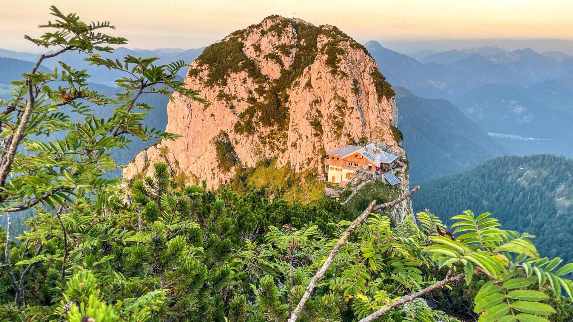 Vom Buchstein aus sieht man die Tegernseer H&uuml;tte am Sattel des Rossteins liegen wie ein Adlernest