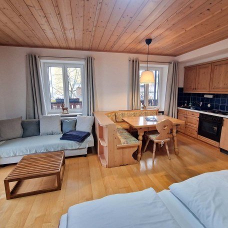 Wohn- und Schlafraum mit Couchecke, Essbereich und K&uuml;chenzeile, &copy; Ferienwohnung Auszeit am See