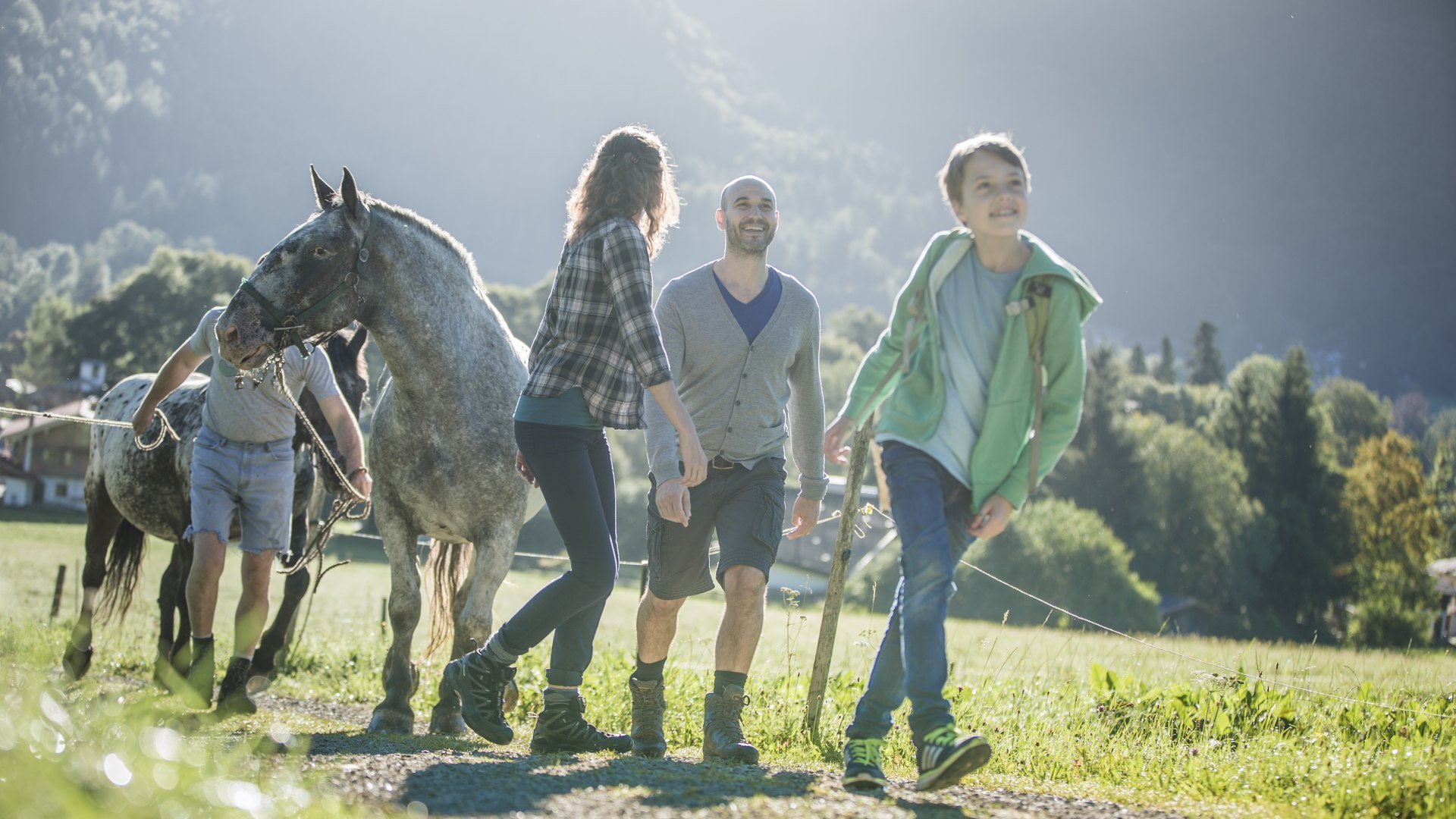 Familie beim Wandern in Gmund