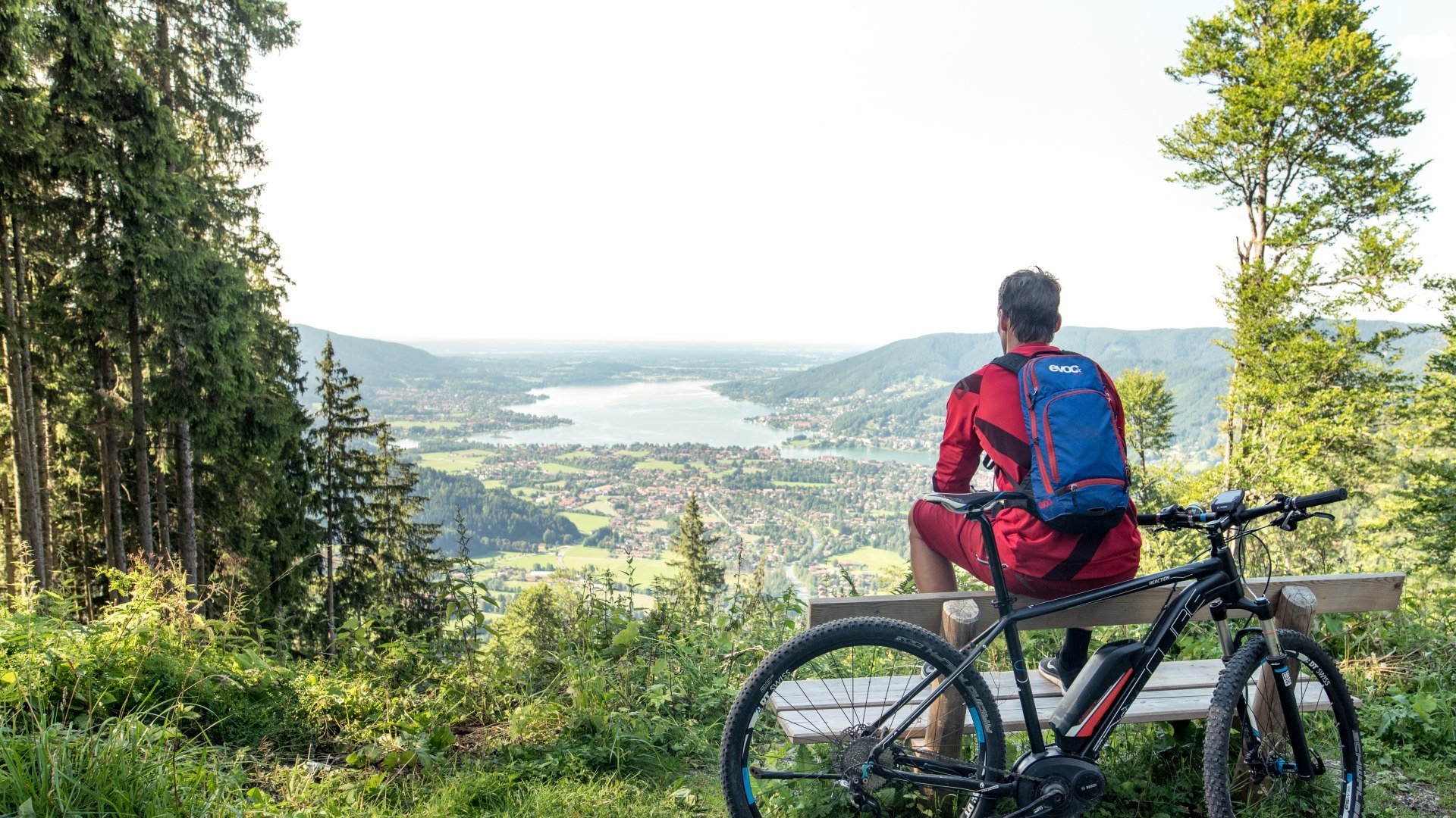 E-Mountainbike mit Blick auf den Tegernsee, © Julian Rohn