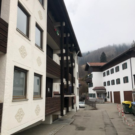 Zugang Objekt von Neureuthstr./Bergseite, &copy; im-web.de/ Tourist Information Tegernsee