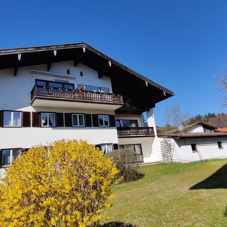 Das Haus von au&szlig;en, die Wohnung liegt im 1. Stock rechts, &copy; MillerRenate