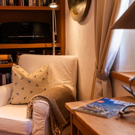 Detail Esszimmer mit kleiner Bibliothek, © im-web.de/ Tourist-Information Bad Wiessee