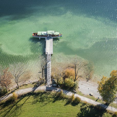 Seeufer mit Steg und Schiff im Herbst, © Der Tegernsee, Dietmar Denger