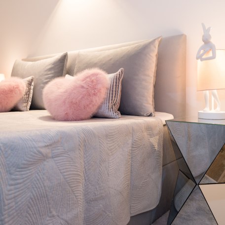 Schlafzimmer mit Designleuchten von Top Light und Kare, &copy; im-web.de/ Tourist Information Tegernsee