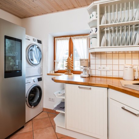 voll ausgestattete Küche mit Side-by-Side Kühlschrank und Waschmaschine/Trockner, © im-web.de/ Tourist-Information Bad Wiessee