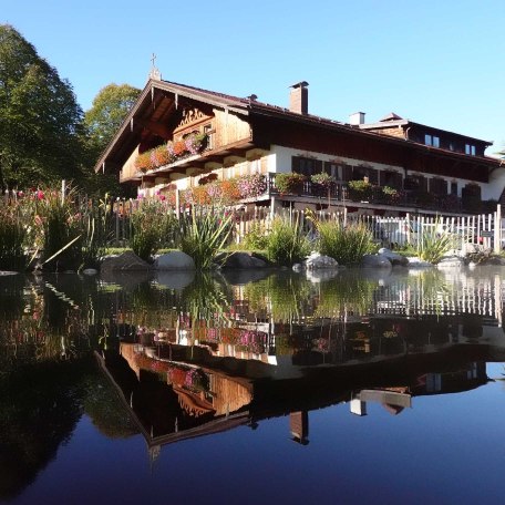 Schwimmteich mit Hofansicht, © im-web.de/ Tourist-Information Rottach-Egern