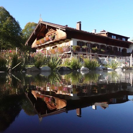 Schwimmteich mit Hofansicht, © im-web.de/ Tourist-Information Rottach-Egern