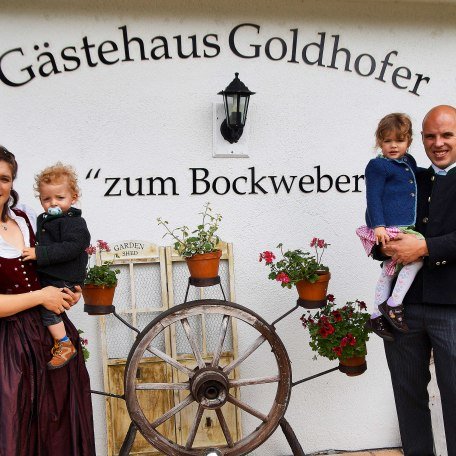 Wir sind Ihre Gastgeber - Stefan und Franziska mit Viktoria und Maximilian, © im-web.de/ Tourist-Information Rottach-Egern